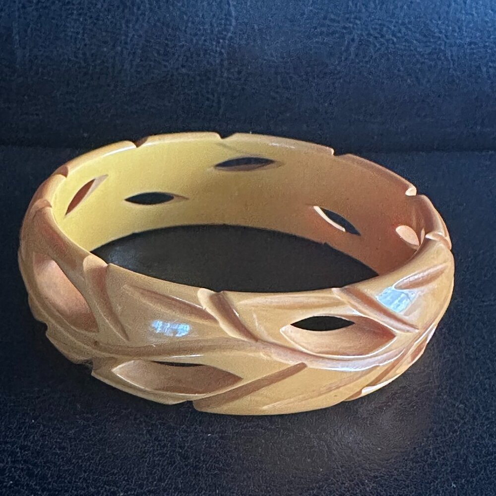 Art Deco Bakelite Deep Carved Butterscotch Color Bangle 1930's